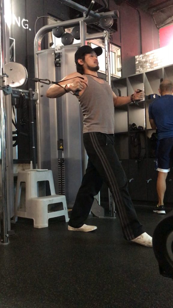 ケーブルクロスオーバーの基本的なやり方や効かせるためのコツを解説