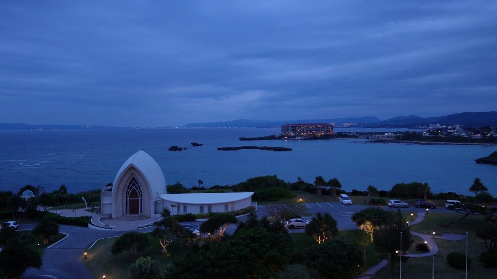 夕暮れの万座の海
