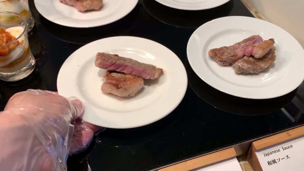 朝食のサーロインステーキ