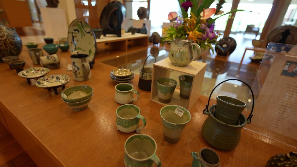 陶芸作品が並ぶショップ