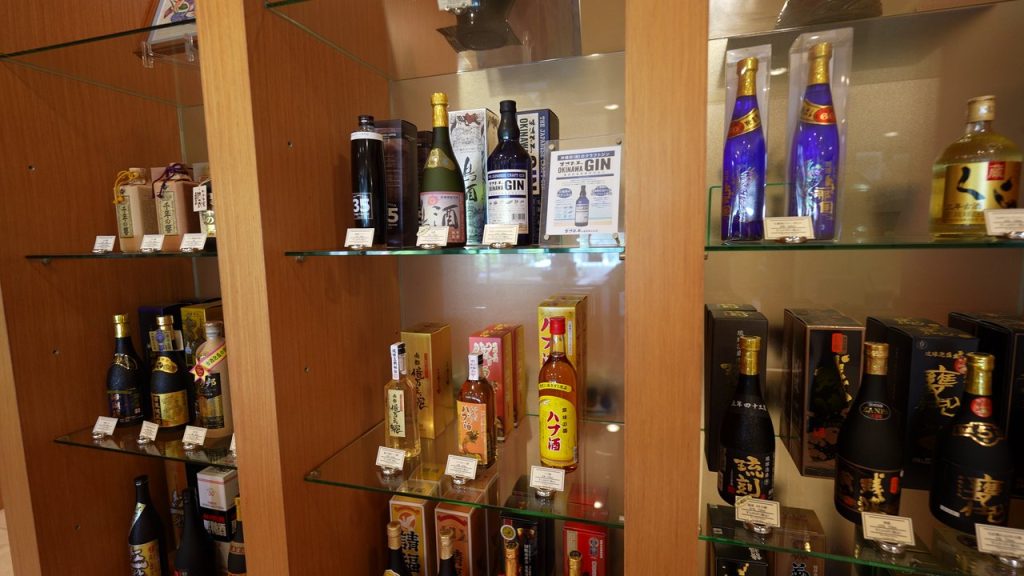 お酒やお土産が並ぶショップ