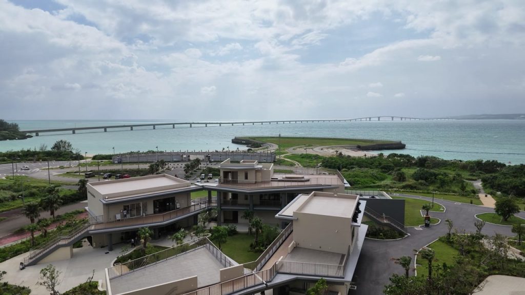 キャノピー宮古島の客室バルコニーから見た伊良部大橋と海