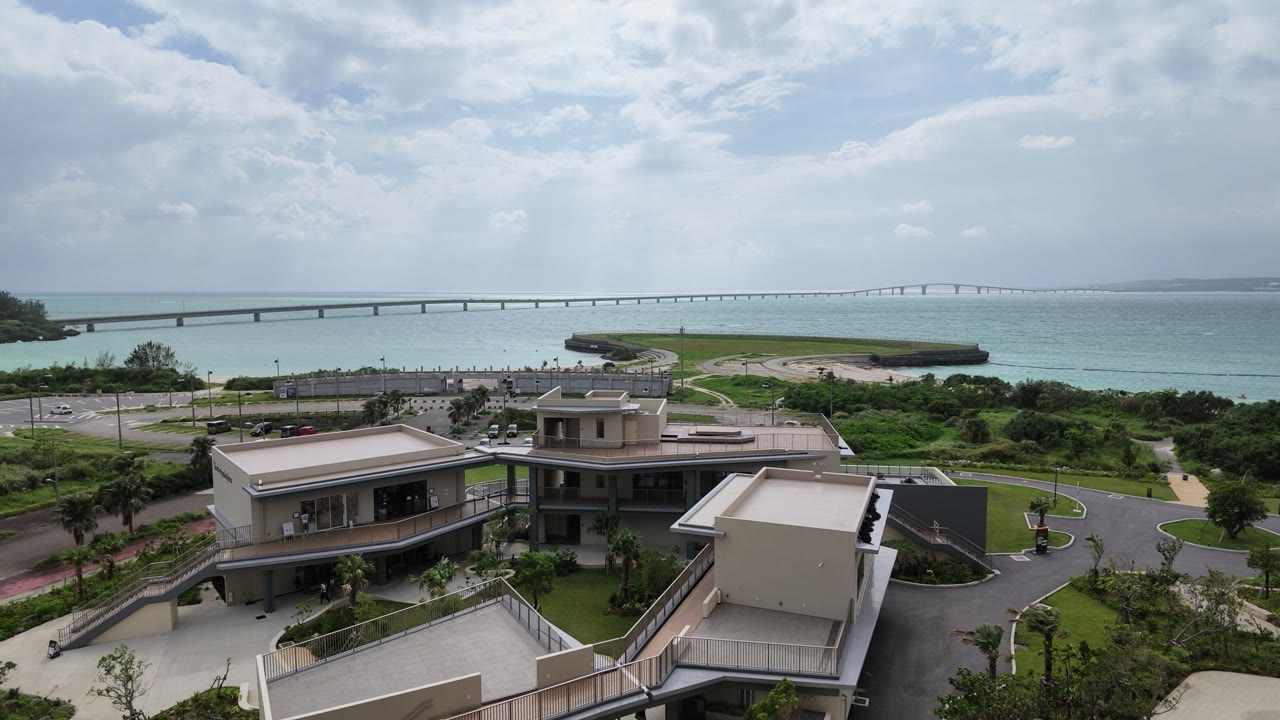 キャノピー宮古島の客室バルコニーから見た伊良部大橋と海
