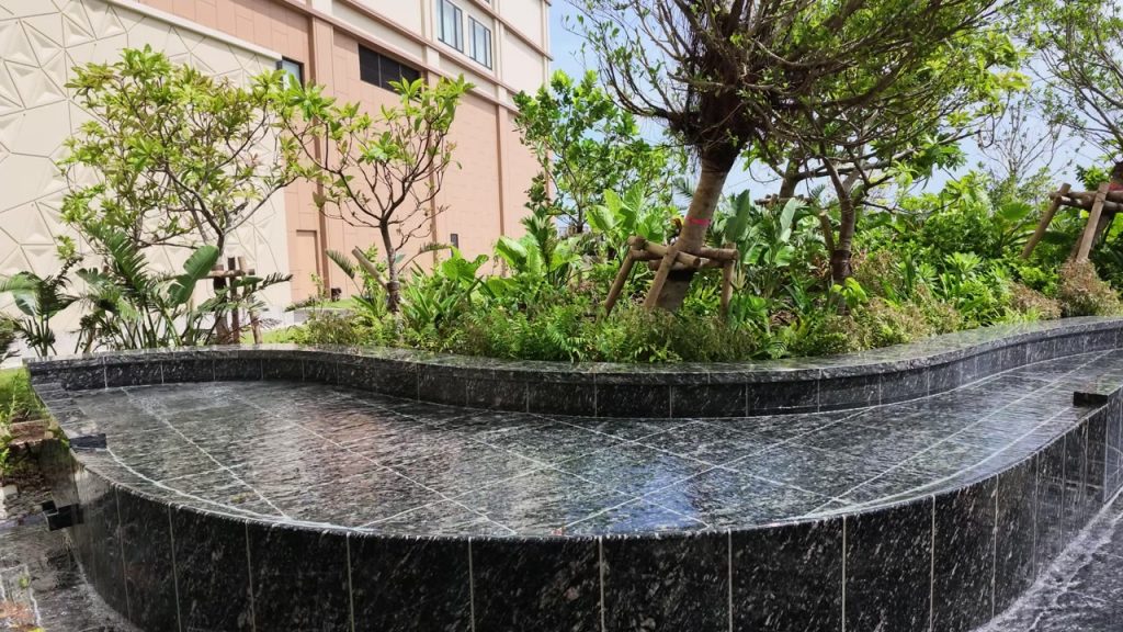 エントランスの水場