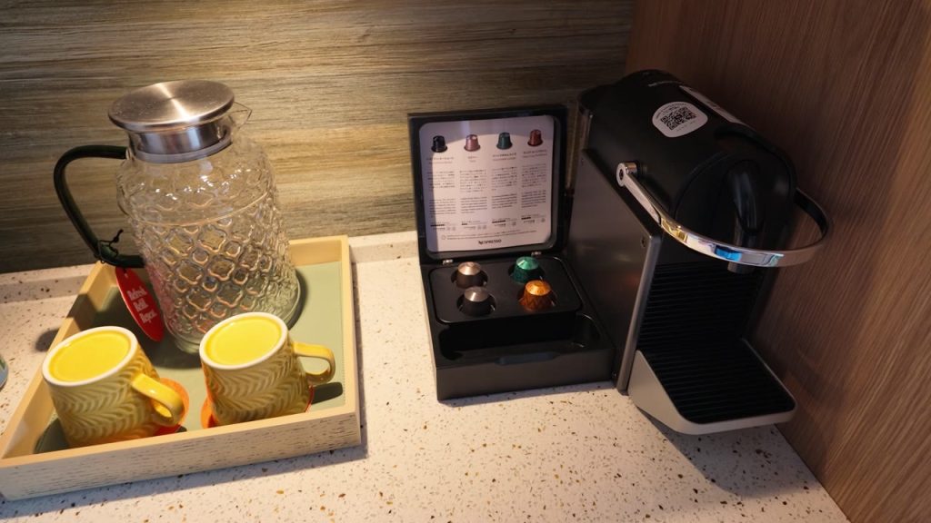 コーヒーマシンと水差し