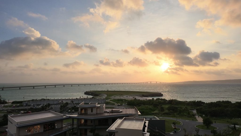 伊良部大橋と夕日