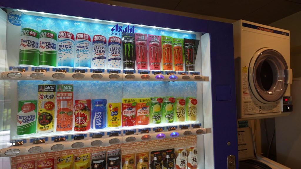 モンスターエナジーが4種類並ぶ自動販売機