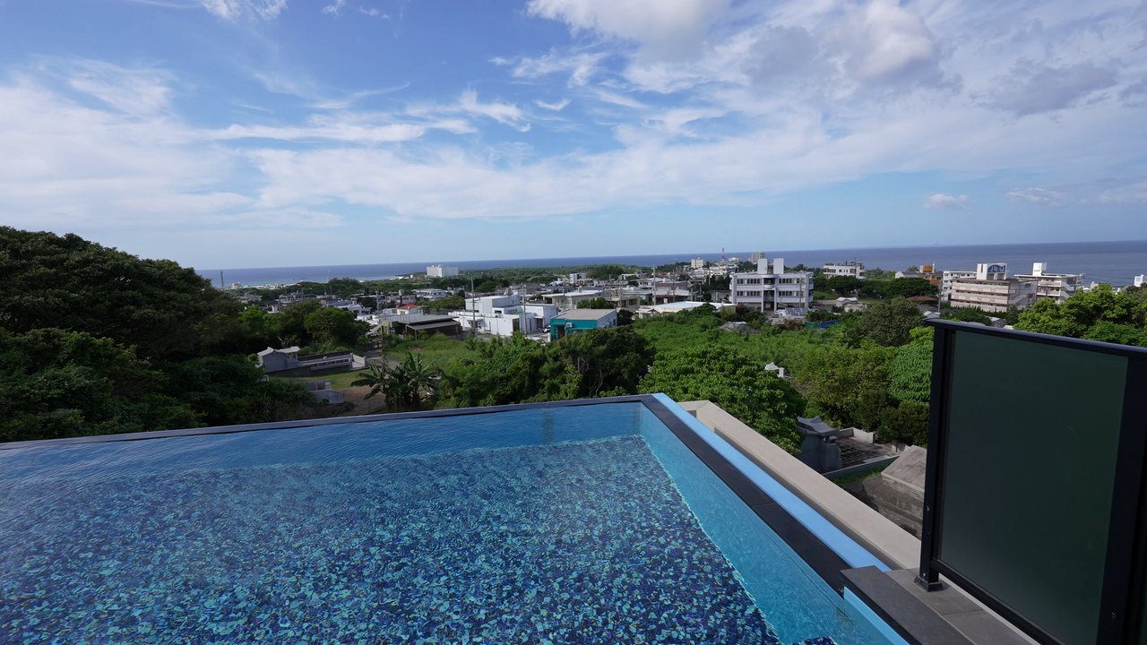 海を望むインフィニティプール