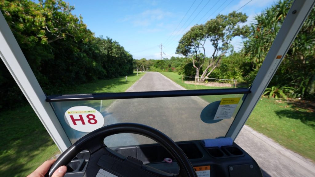 カートで敷地内を移動