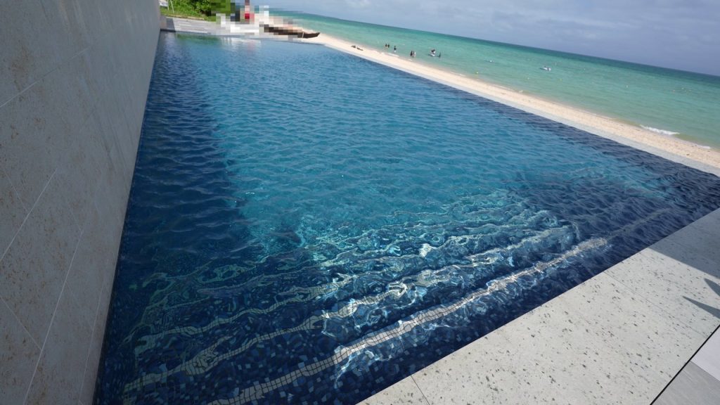 海とつながるようなインフィニティプール