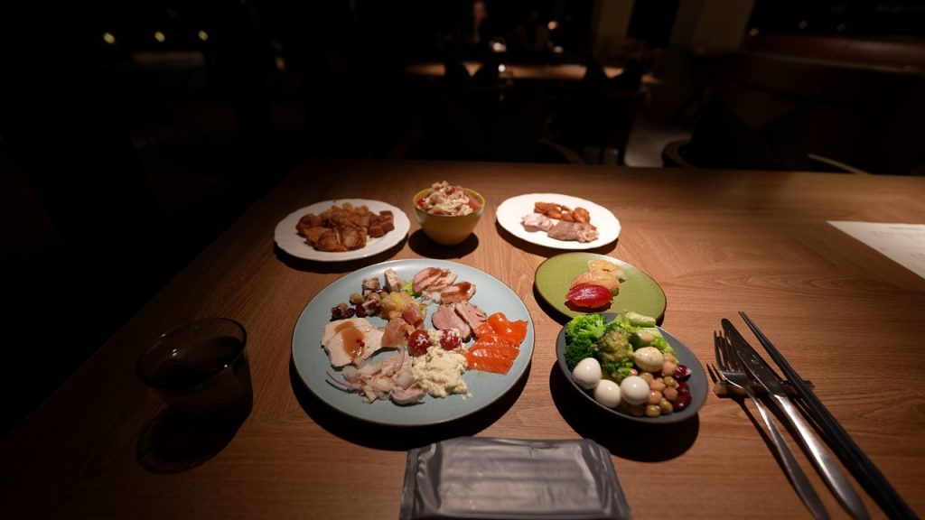 夕食ビュッフェで取ってきた料理