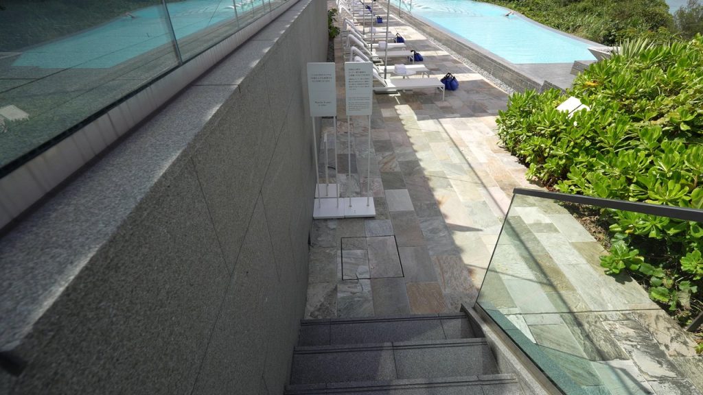 海を望むオーシャンテラスプール