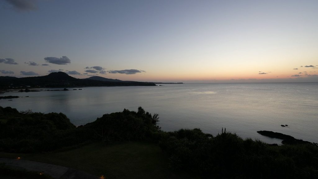 客室から眺める日没後の空
