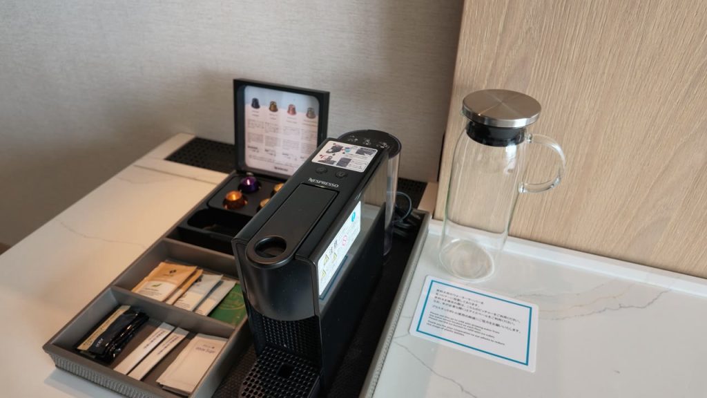 客室のコーヒーマシンとピッチャー