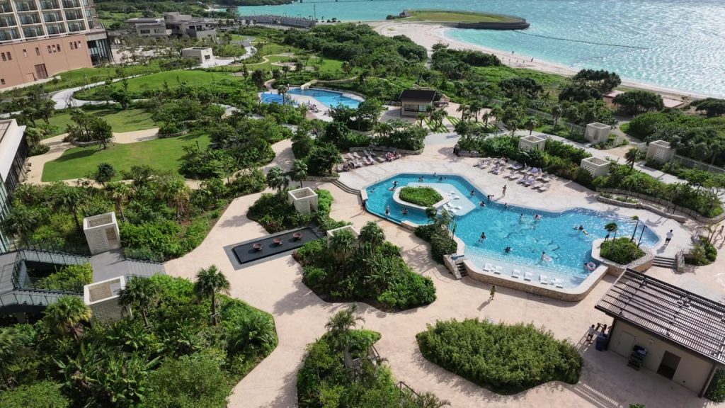 バルコニーから見下ろす屋外プールと海