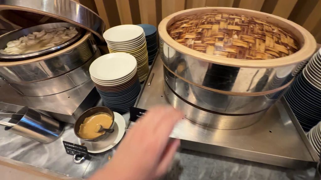 朝食ビュッフェの宮古丼コーナー
