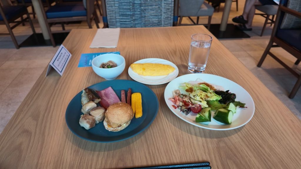 朝食ビュッフェで取ってきた料理