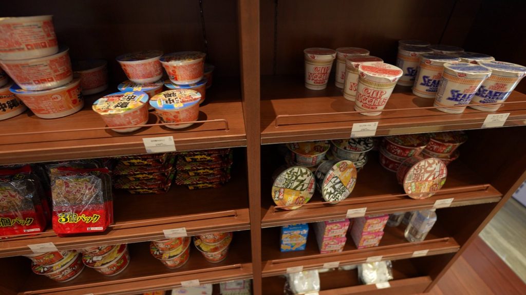 カップ麺やお菓子も