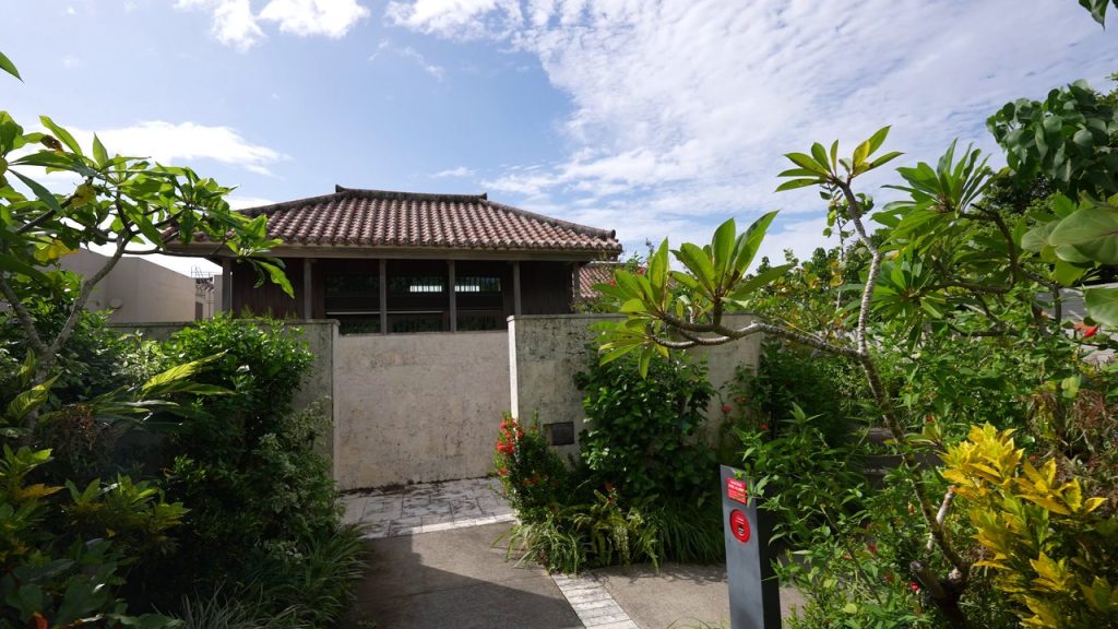 赤瓦屋根の大きな客室棟