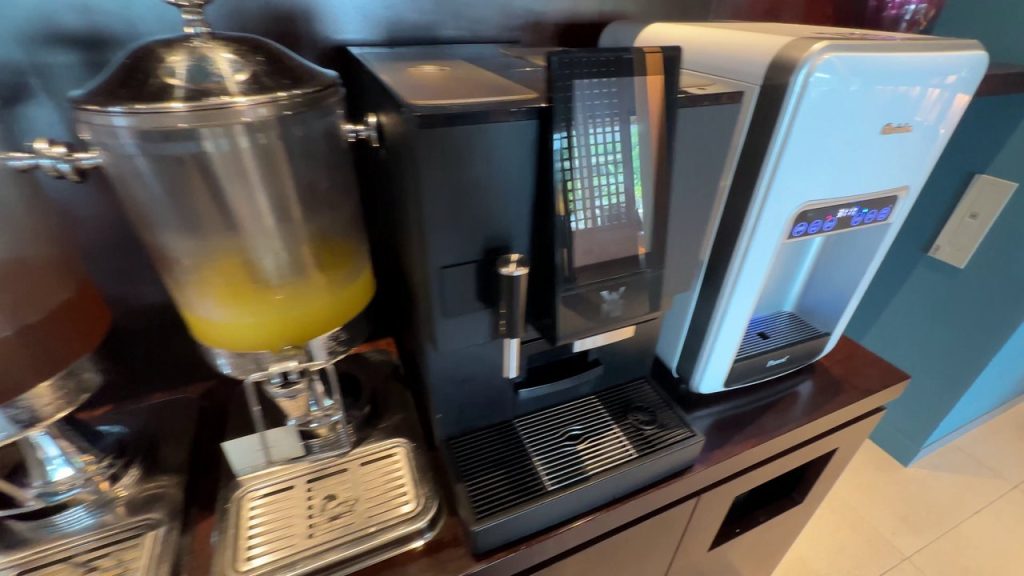 無料のドリンクコーナー