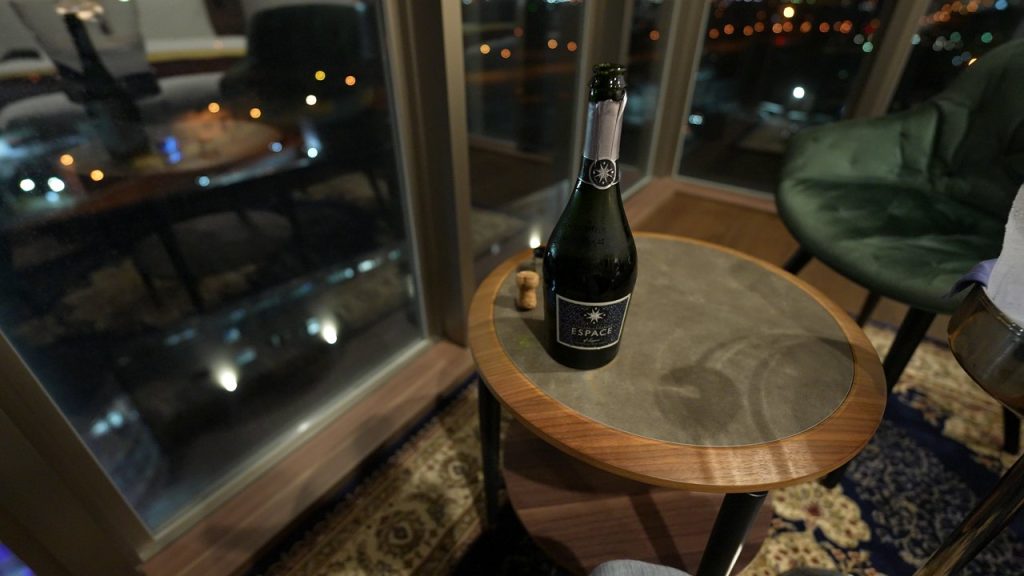 夜景とシャンパン
