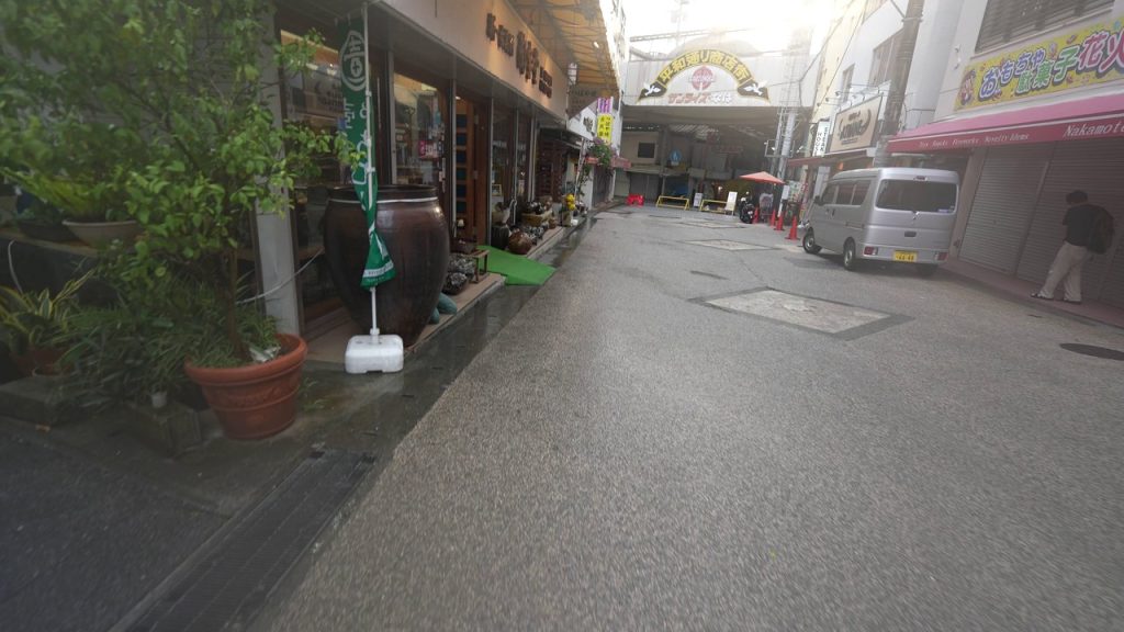 ホテル近くの商店街