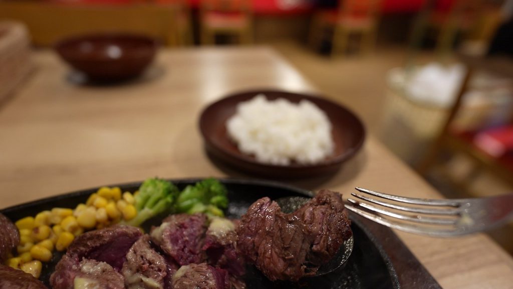 レアで提供されるステーキ