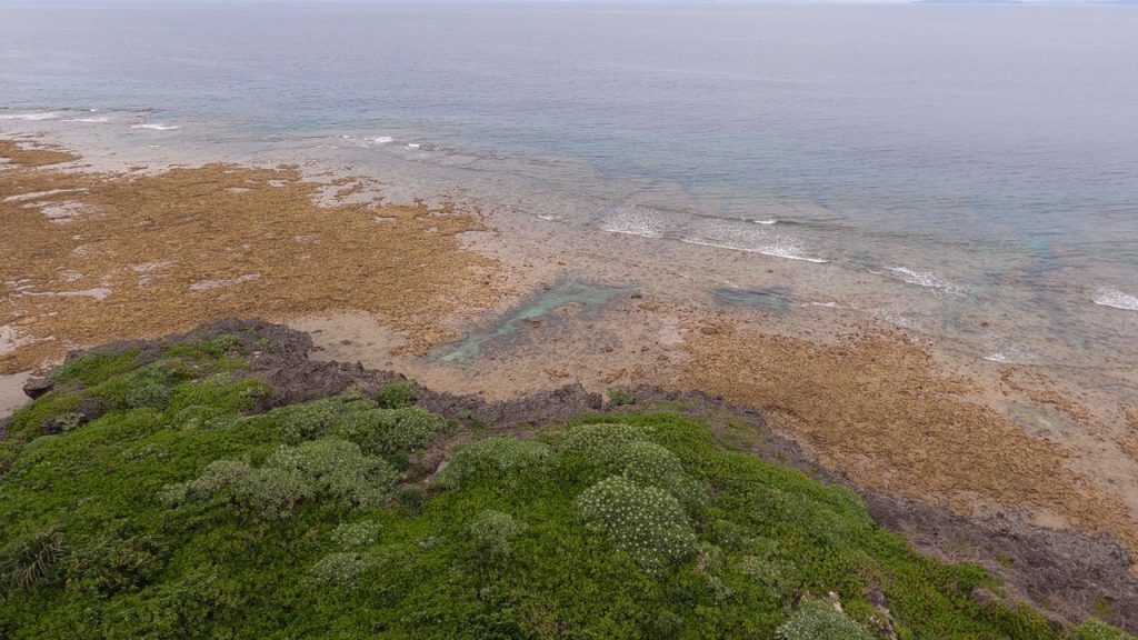 手前に広がるサンゴ礁