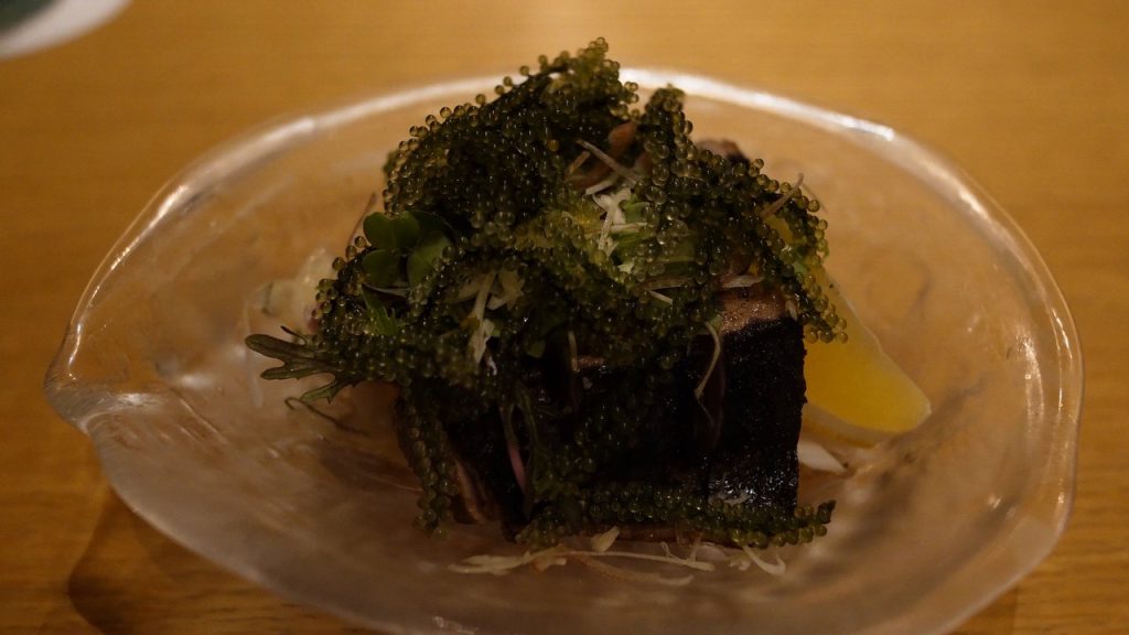 海ぶどうがのったカツオの料理