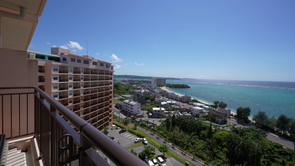 テラスから眺める沖縄の海とホテル棟