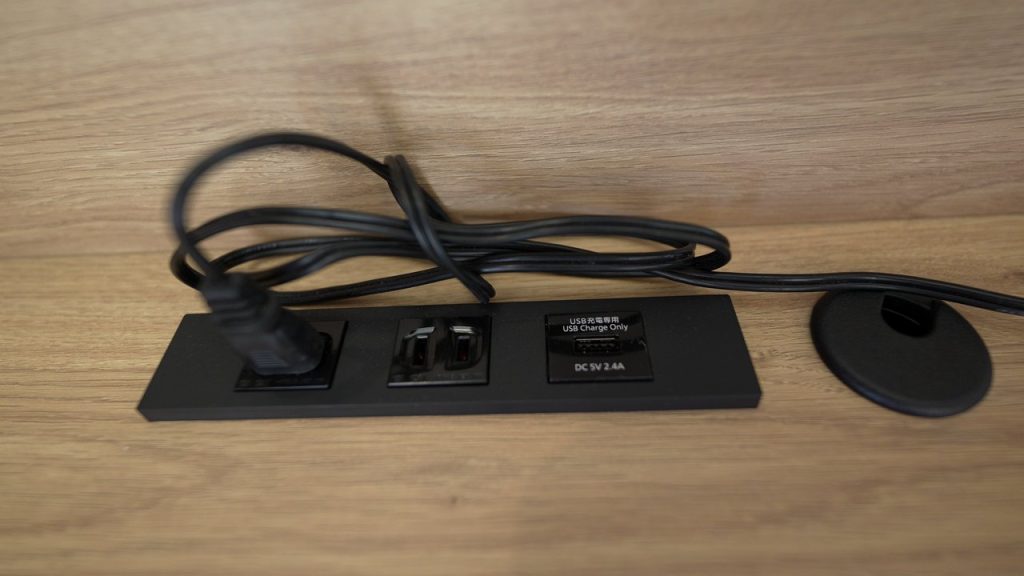 デスクの電源タップとUSBポート