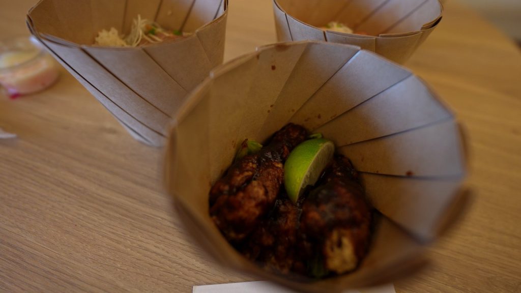 ライムを添えたお肉料理