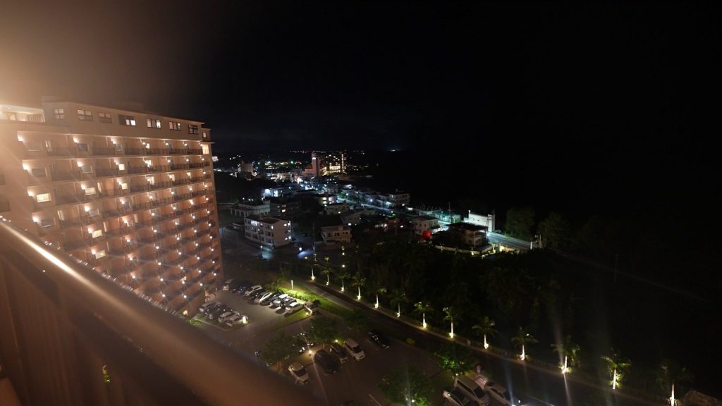 ライトアップされたホテル棟と夜景
