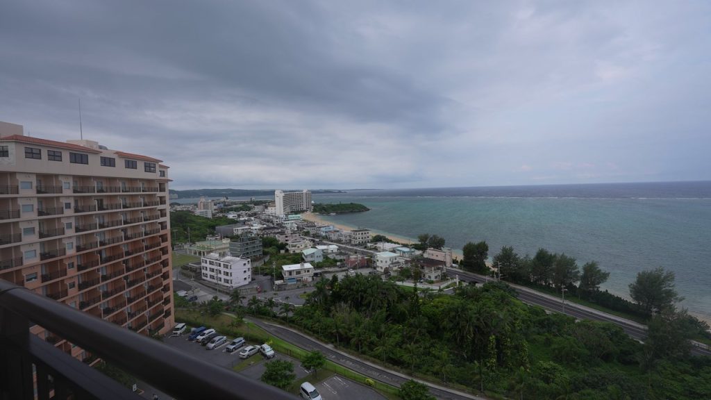 チェックアウト前に眺めた恩納村の海