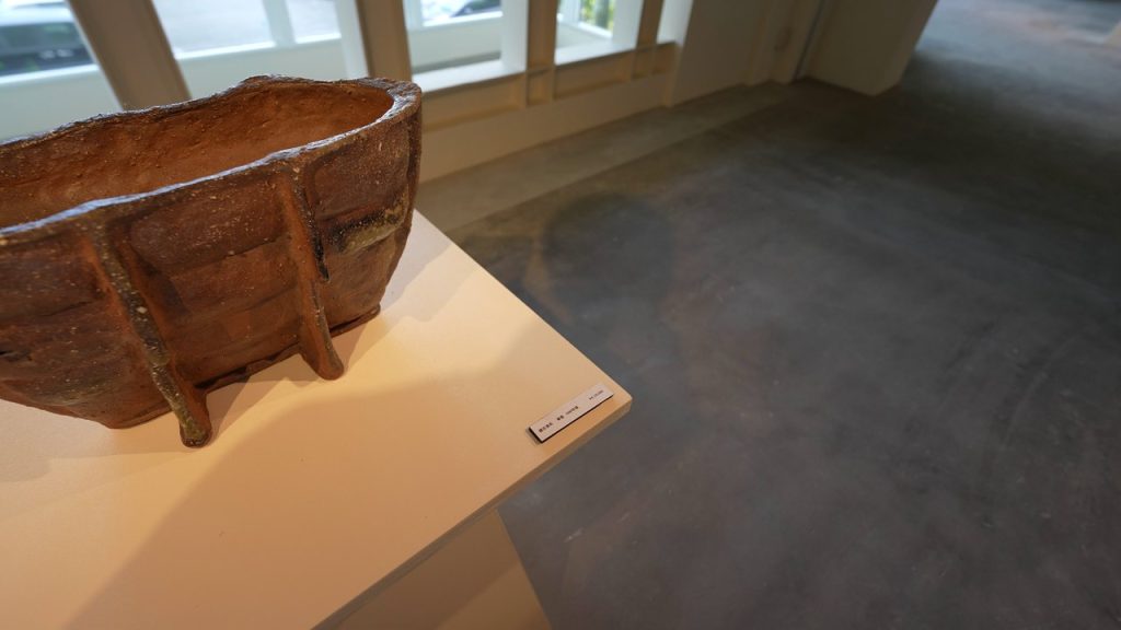 ギャラリーに展示された陶器