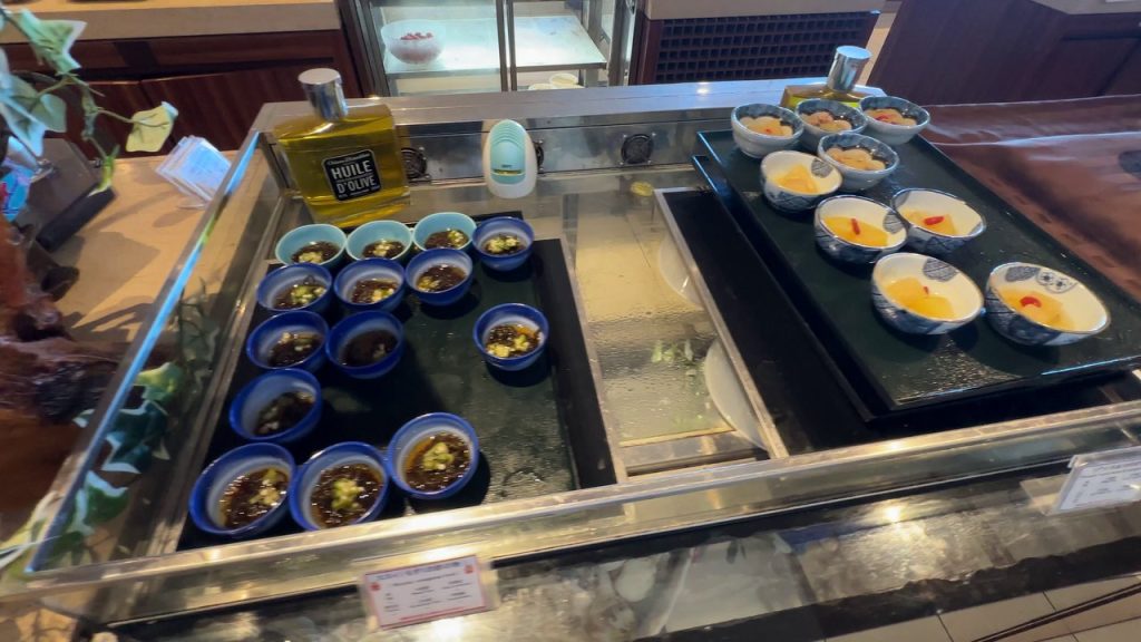朝食の沖縄料理コーナー