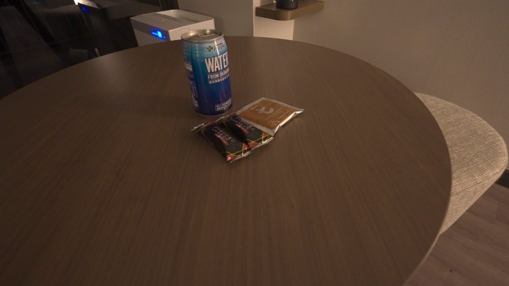 ターンダウンのお水とお菓子