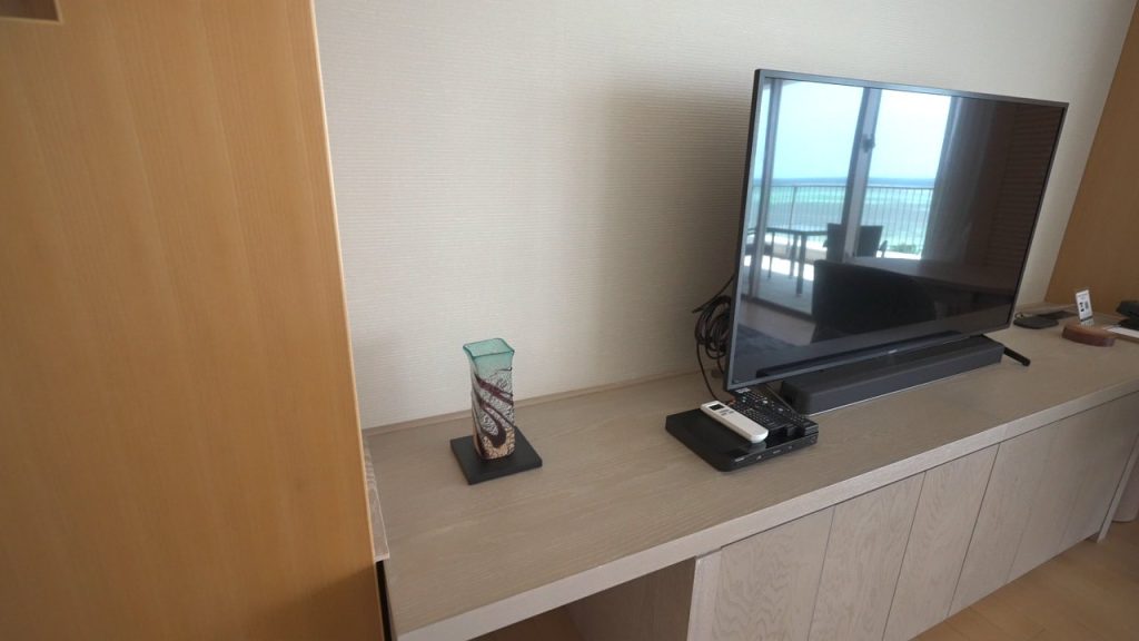 テレビとガラスの工芸品