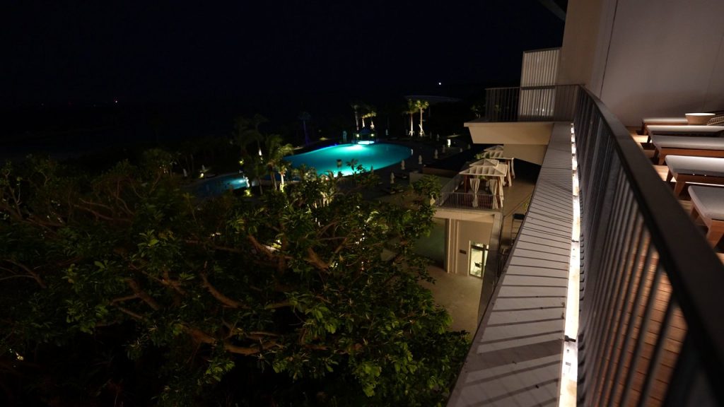 夜のプール