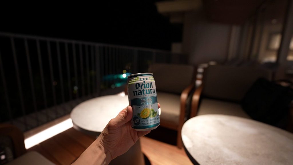 夜のラウンジでオリオンのお酒