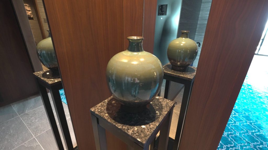 入口でお出迎えしてくれる壺
