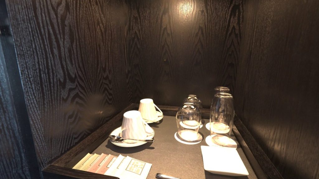 照明に照らされたコーヒーセット