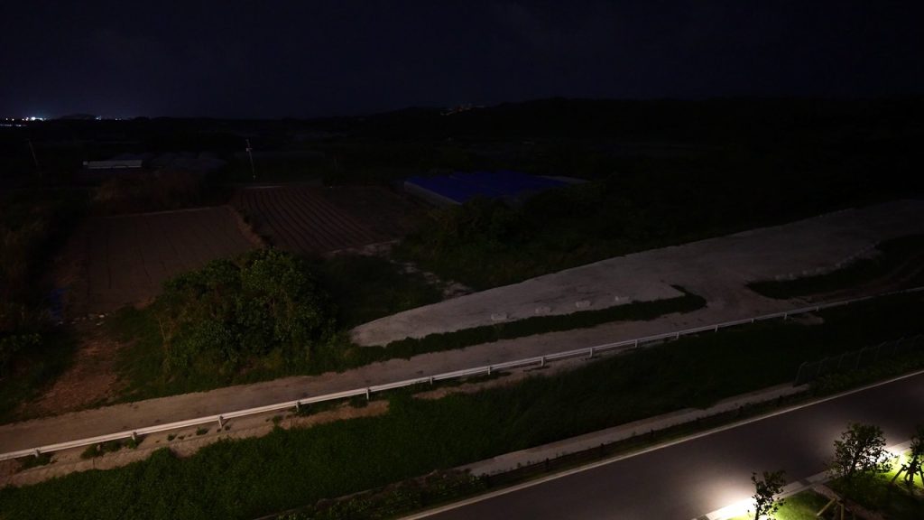 夜のバルコニーからの景色