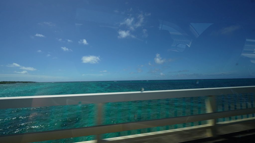 来間大橋から見た海
