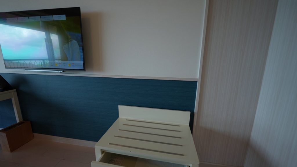 荷物置きとテレビ