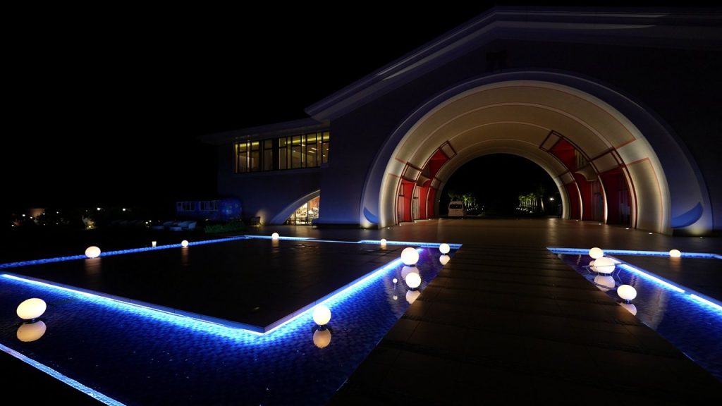 ライトアップされた夜のプール