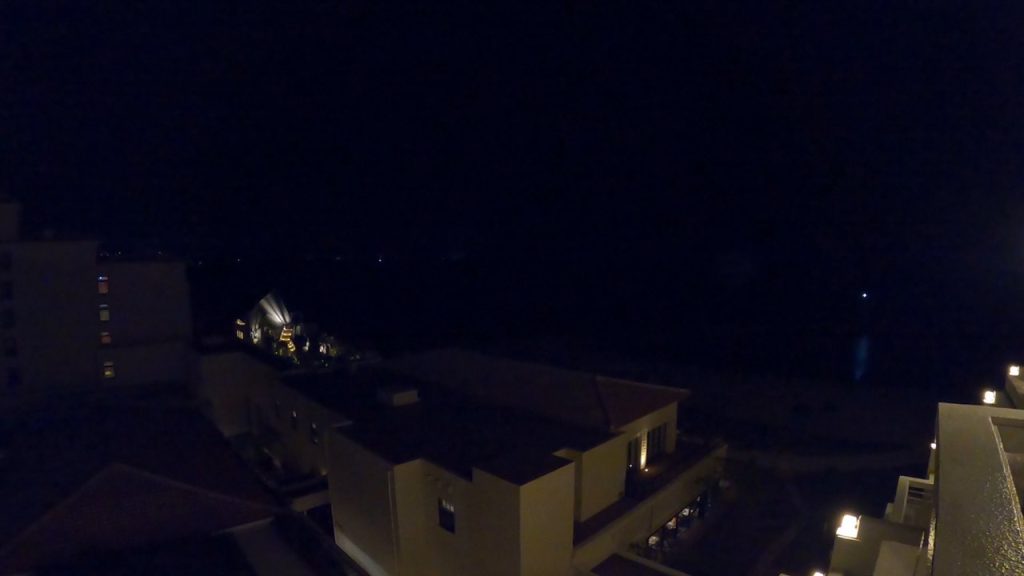 夜のバルコニー
