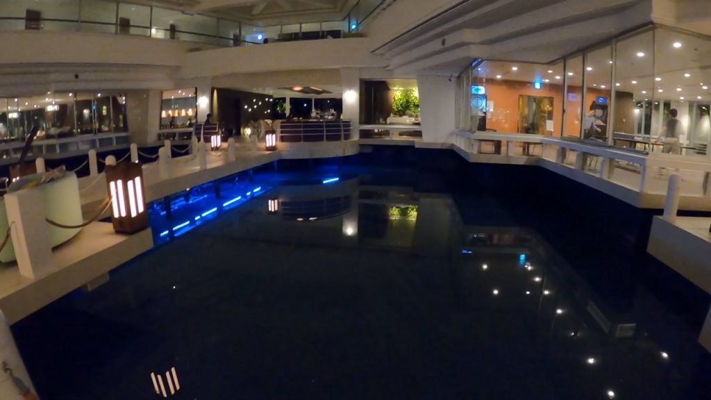 夜のロビー