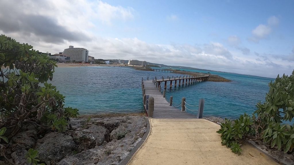 海に続く桟橋