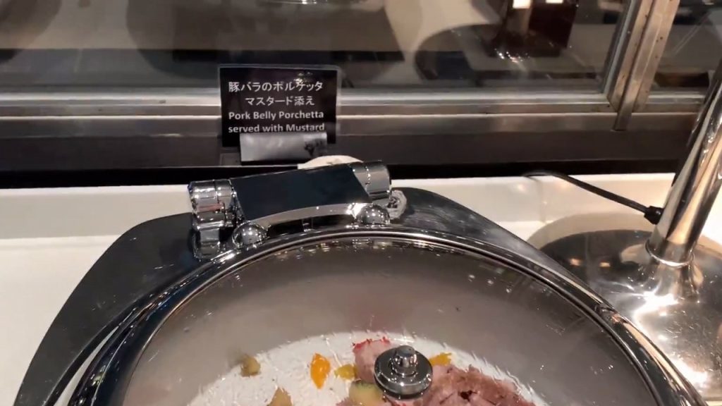 夕食ビュッフェのメインディッシュ